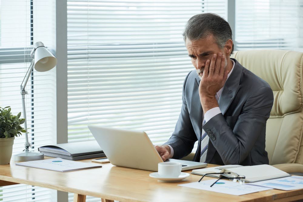 Diretor preocupado com resultados financeiros