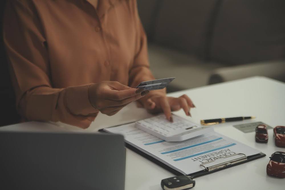 Profissional da área financeira analisando a folha de pagamentos
